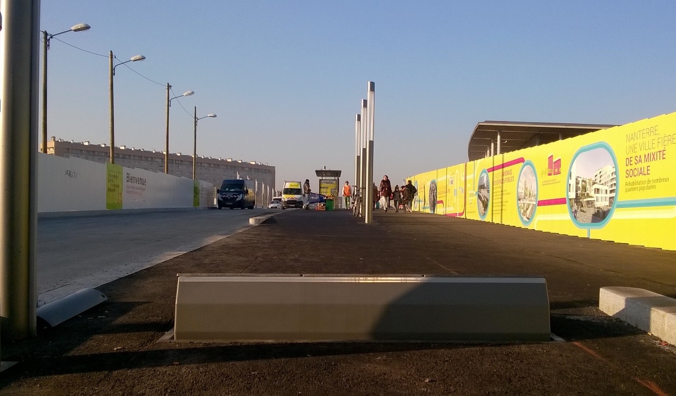 Obstacle installé à la gare de Nanterre-Université pour protéger la voie convoyage de fonds. Lors des crash tests, il a stoppé une voiture de 1 t à 50 km/h puis un fourgon de 3,5 t à 30 km/h. Photo Amco-Les escamotables Obstacle installé à la gare de Nanterre-Université pour protéger la voie convoyage de fonds. Lors des crash tests, il a stoppé une voiture de 1 t à 50 km/h puis un fourgon de 3,5 t à 30 km/h. Photo Amco-Les escamotables