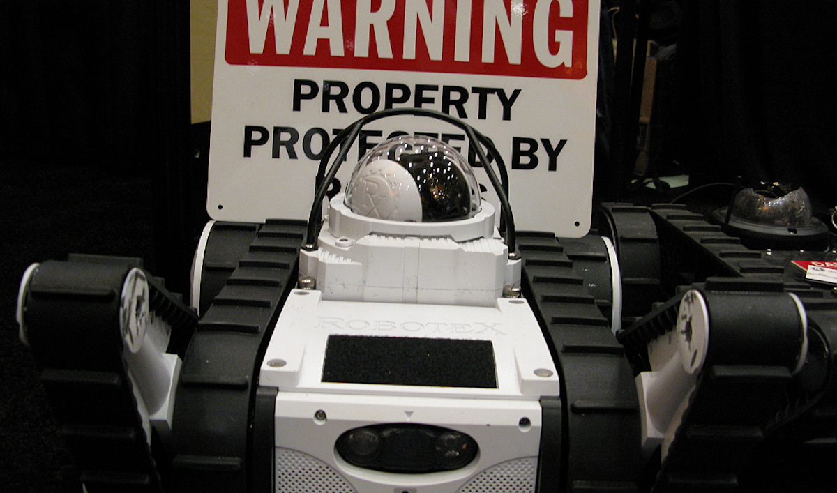 robot de sécurité au CES de Las Vegas en 2013 crédits : Intel Free press via Flickr licence CC robot de sécurité au CES de Las Vegas en 2013 crédits : Intel Free press via Flickr licence CC