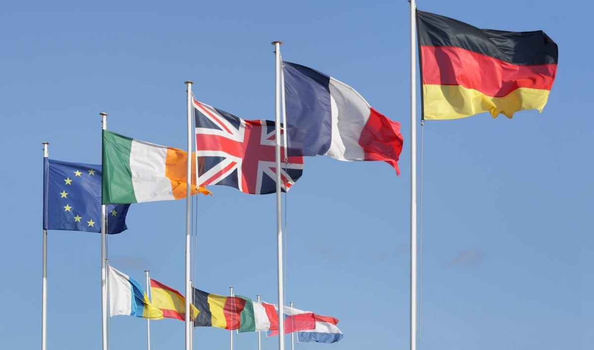 Paul van der Zanden directeur général d'Euralarm. Drapeaux UE. Photo Gradt/Fotolia.com