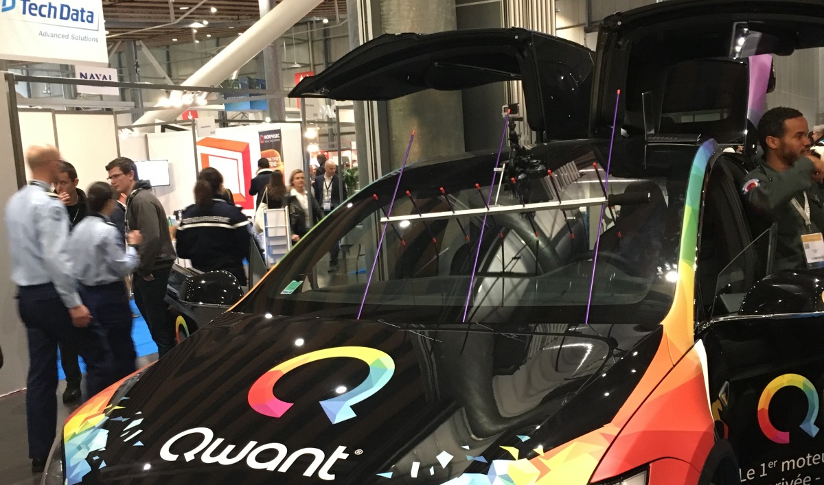 Dans les allées du FIC, une Tesla sérigraphiée Qwant est proposée aux hackers (photo DK / Face au Risque)