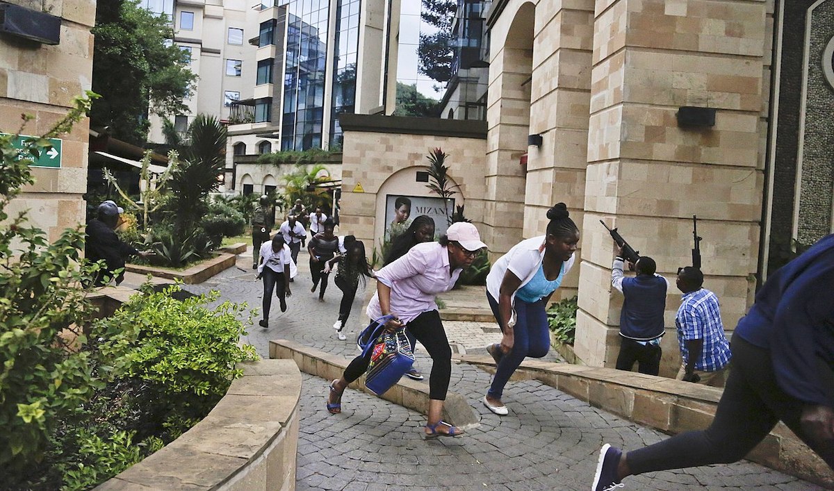 Des cilvils fuient l'attaque Dusit de Nairobi le 15 janvier 2019 photo Shadychiri licence CC