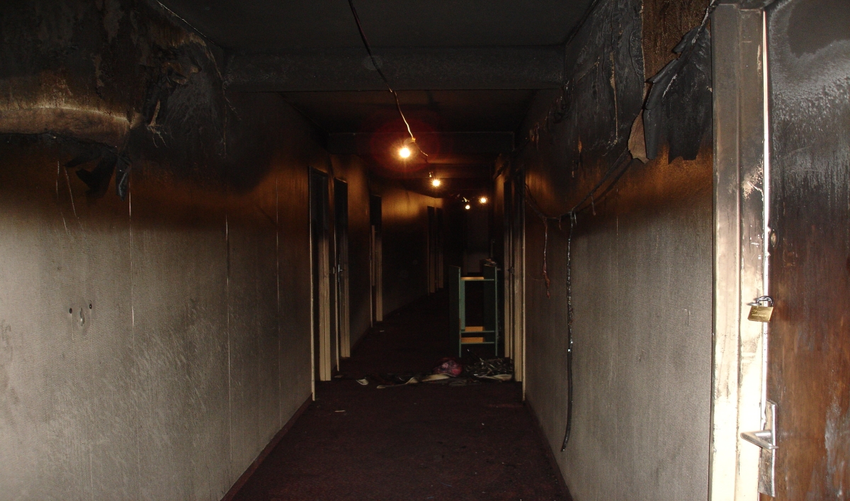 Impact des fumées et gaz chauds dans les couloirs et escaliers (1/2, photos SDIS du Tarn) Impact des fumées et gaz chauds dans les couloirs et escaliers (1/2, photos SDIS du Tarn)