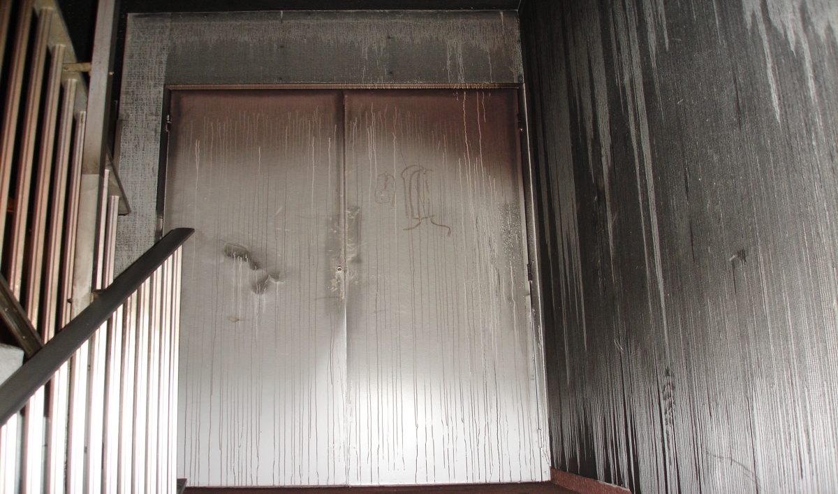Impact des fumées et gaz chauds dans les couloirs et escaliers (2/2, photos SDIS du Tarn) Impact des fumées et gaz chauds dans les couloirs et escaliers (2/2, photos SDIS du Tarn)