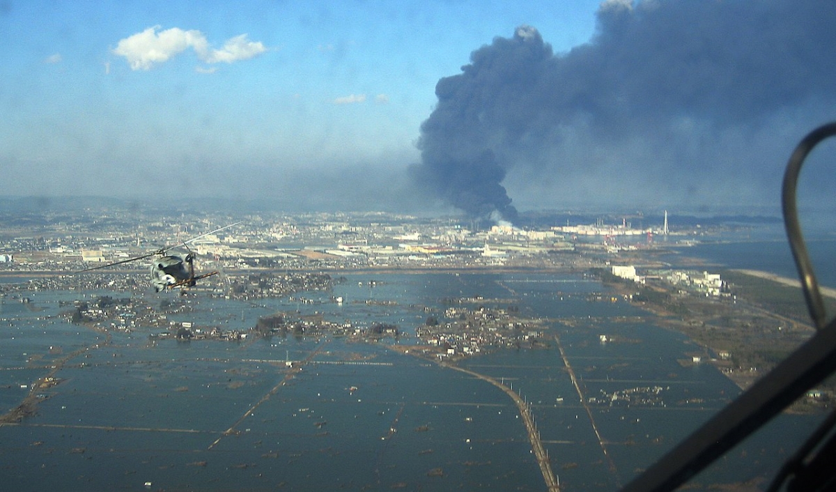 Le séisme de Tôhoku sur la côte Pacifique du Japon, qui a provoqué le tsunami et la catastrophe naturelle de Fukushima (US Navy – wikimedia) Le séisme de Tôhoku sur la côte Pacifique du Japon, qui a provoqué le tsunami et la catastrophe naturelle de Fukushima (US Navy - wikimedia)