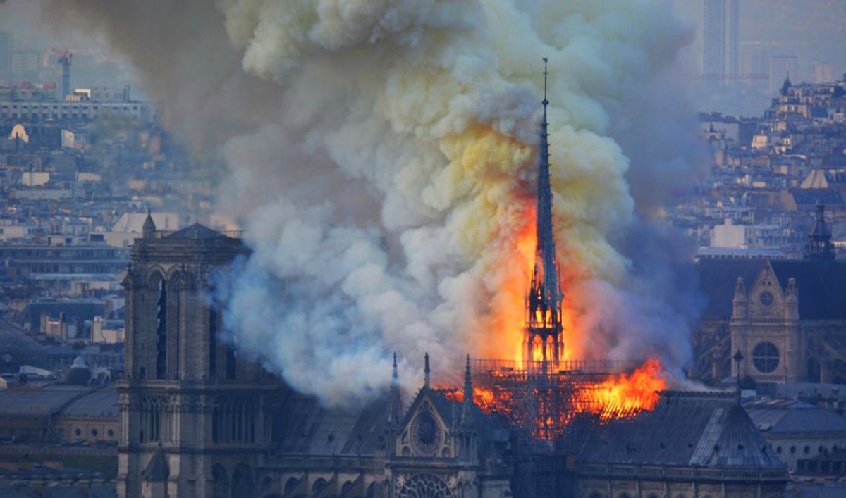 Abnormal interior line L'insoutenable banalité du feu de Notre-Dame de Paris -