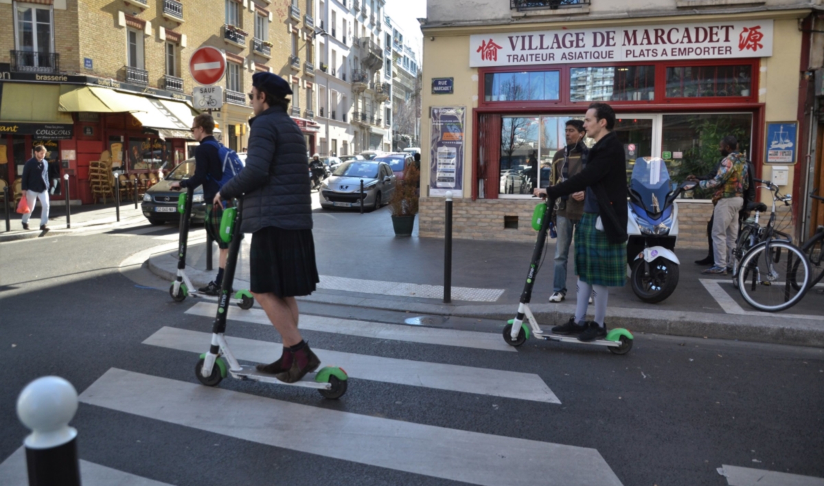 Trottinette élecctrique dans Paris (Photo Jeanne Menjoulet_Flickr_Commons) Trottinette élecctrique dans Paris (Photo Jeanne Menjoulet_Flickr_Commons)