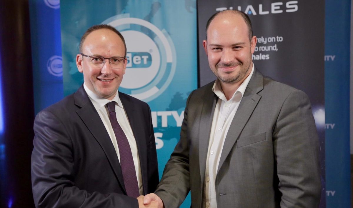 Julien Jean (ESET France) et Ivan Fontaresky (Thales) (Photo Eset France Twitter) Julien Jean (ESET France) et Ivan Fontaresky (Thales) (Photo Eset France Twitter)