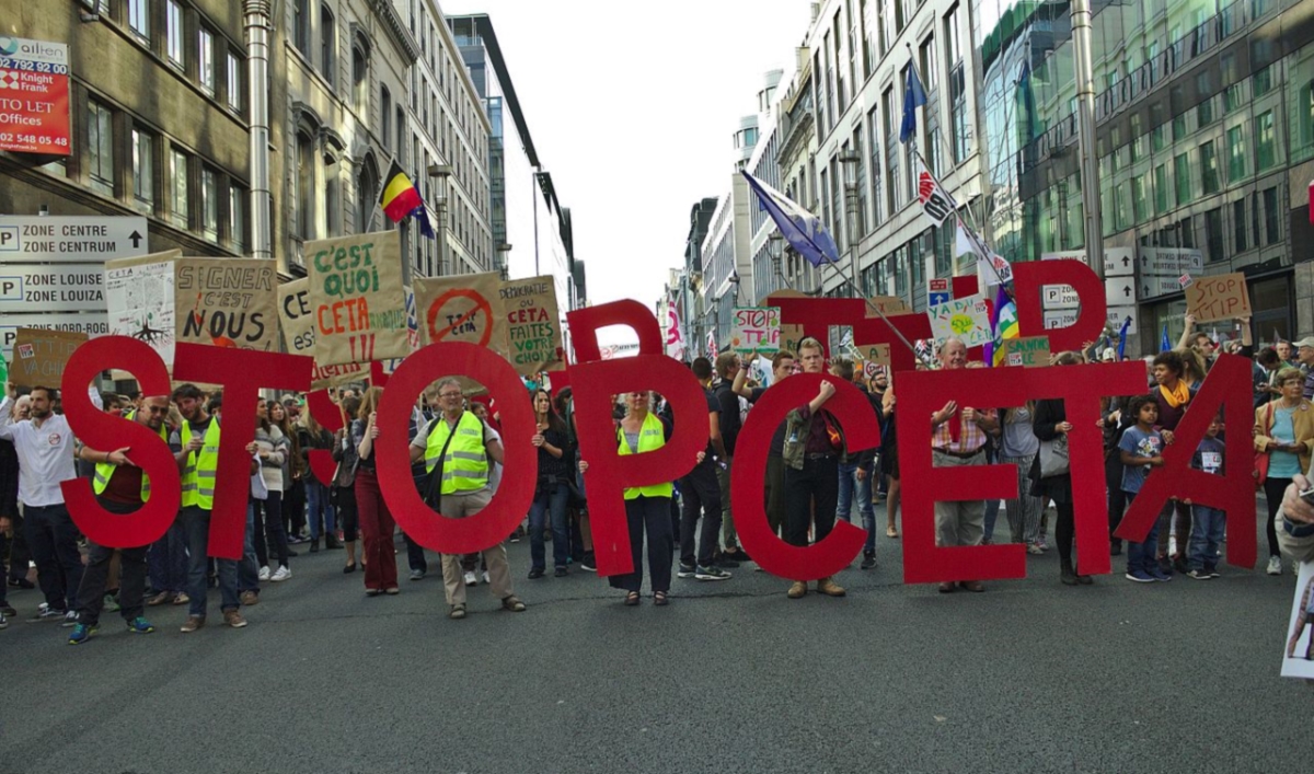 Manifestation anti-Ceta à Bruxelles en 2016 (photo Motty commons wikimedia) Manifestation anti-Ceta à Bruxelles en 2016 (photo Motty commons wikimedia)