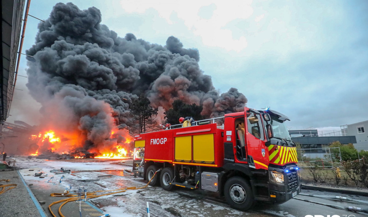 Extinction incendie Lubrizol Rouen. Crédit : Sdis76