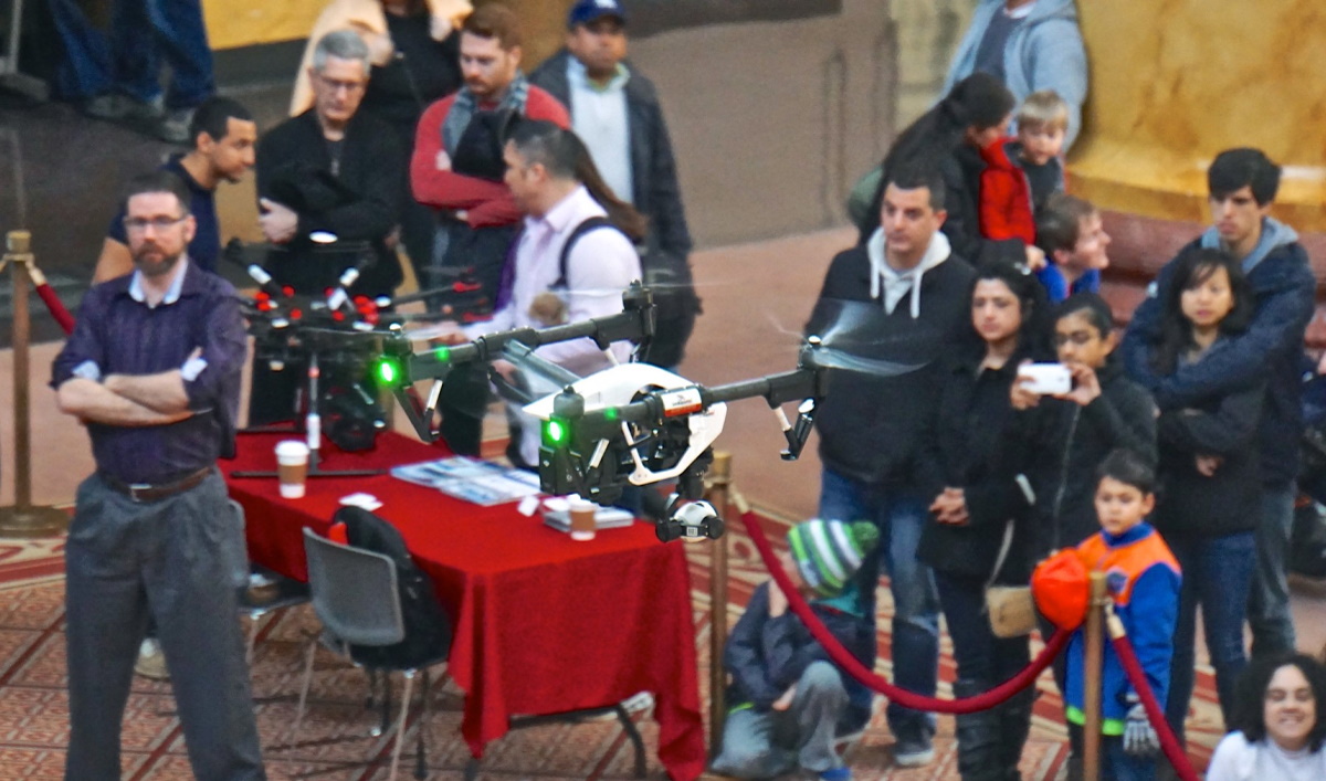 Le drone, nouveau terrain de jeu de la reconnaissance faciale ? (Photo Ted Eytan, Flickr_CC).