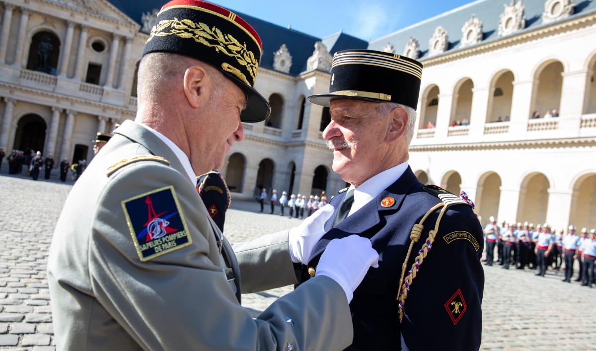 René Dosne reçoit la Légion d'honneur. Photo BSPP/M.Loukachine.