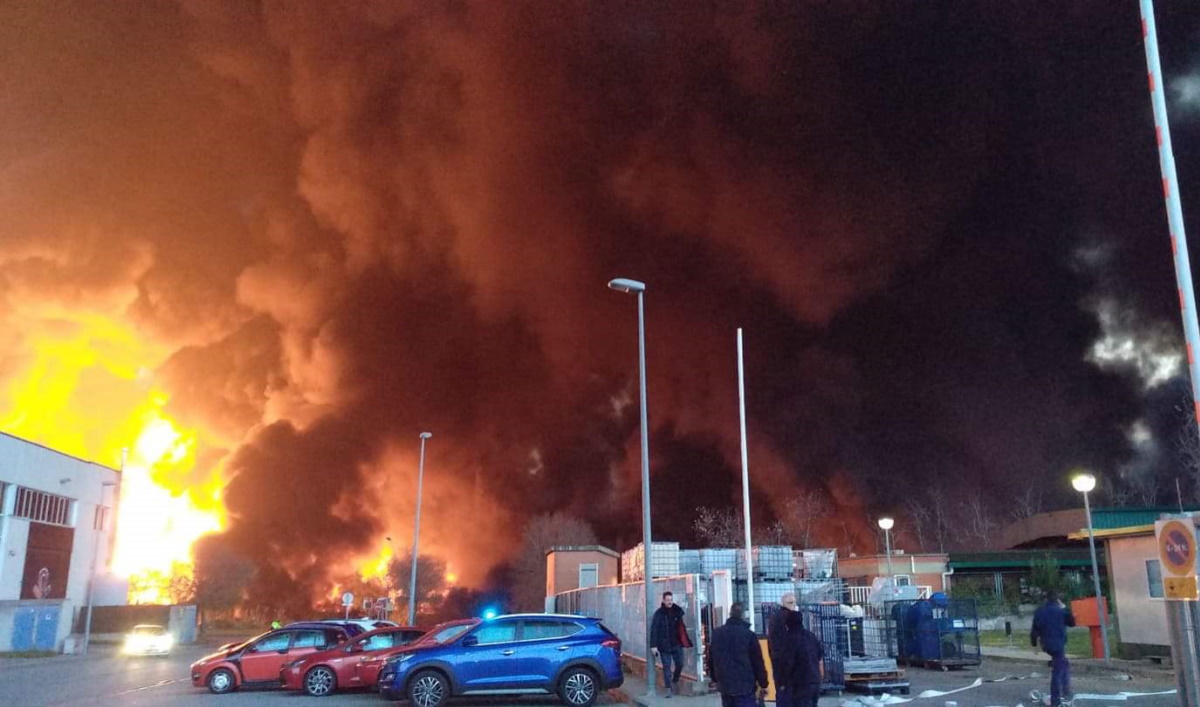 Incendie usine recyclage déchets industriels Barcelone. (Photo Twitter CVirginie @2711virginie). Incendie usine recyclage déchets industriels Barcelone. (Photo Twitter CVirginie @2711virginie).