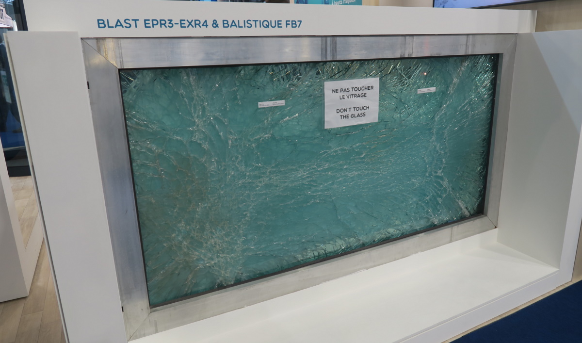 Vitre en verre cumulant la résistance balistique, la résistance au souffle d’explosion et la résistance à l’effraction (Photo Eitel M. Face au Risque – Milipol 2019) Vitre en verre cumulant la résistance balistique, la résistance au souffle d’explosion et la résistance à l'effraction (Photo Eitel M. Face au Risque - Milipol 2019).