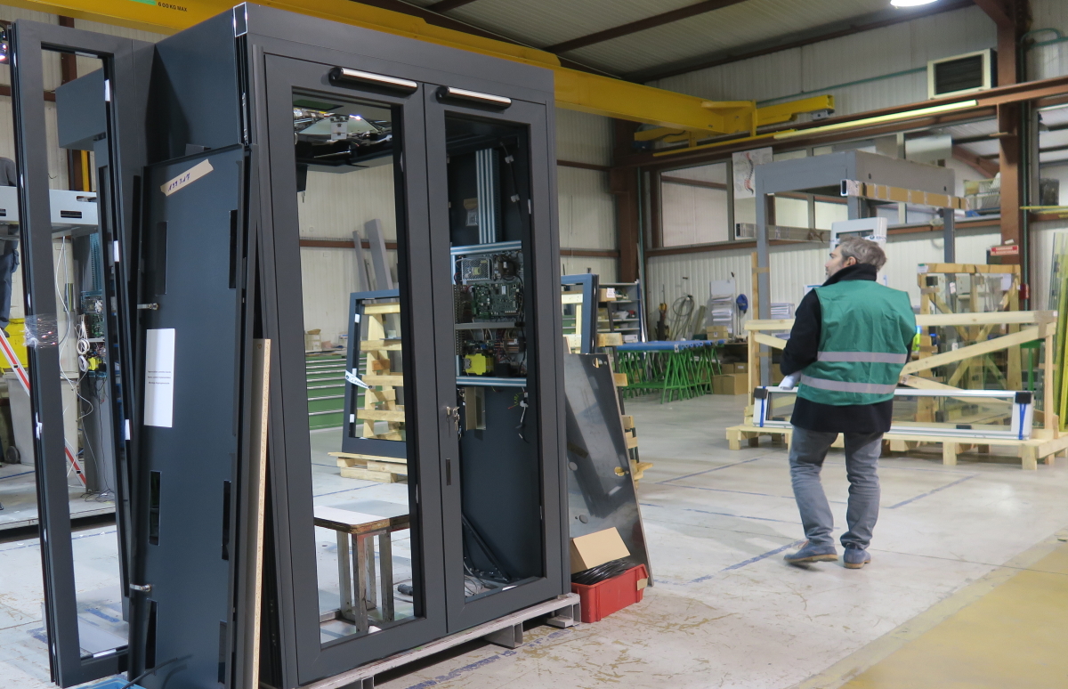 Assemblage d'une porte safe building sur-mesure,2e phase sécurité électronique. (Photo Eitel Mabouong _ Face au Risque).