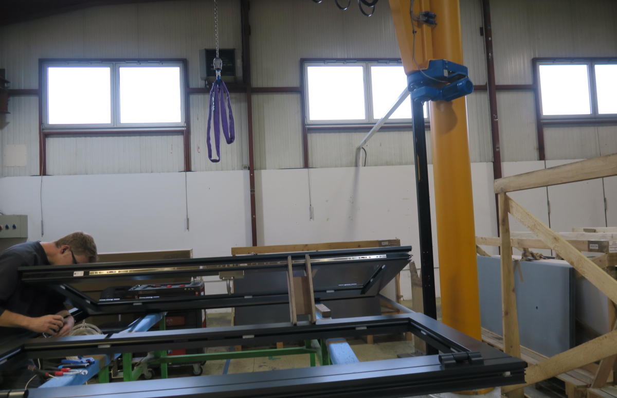 Construction porte safe building, assemblage sécurité électronique. (Photo Eitel Mabouong _ Face au Risque).