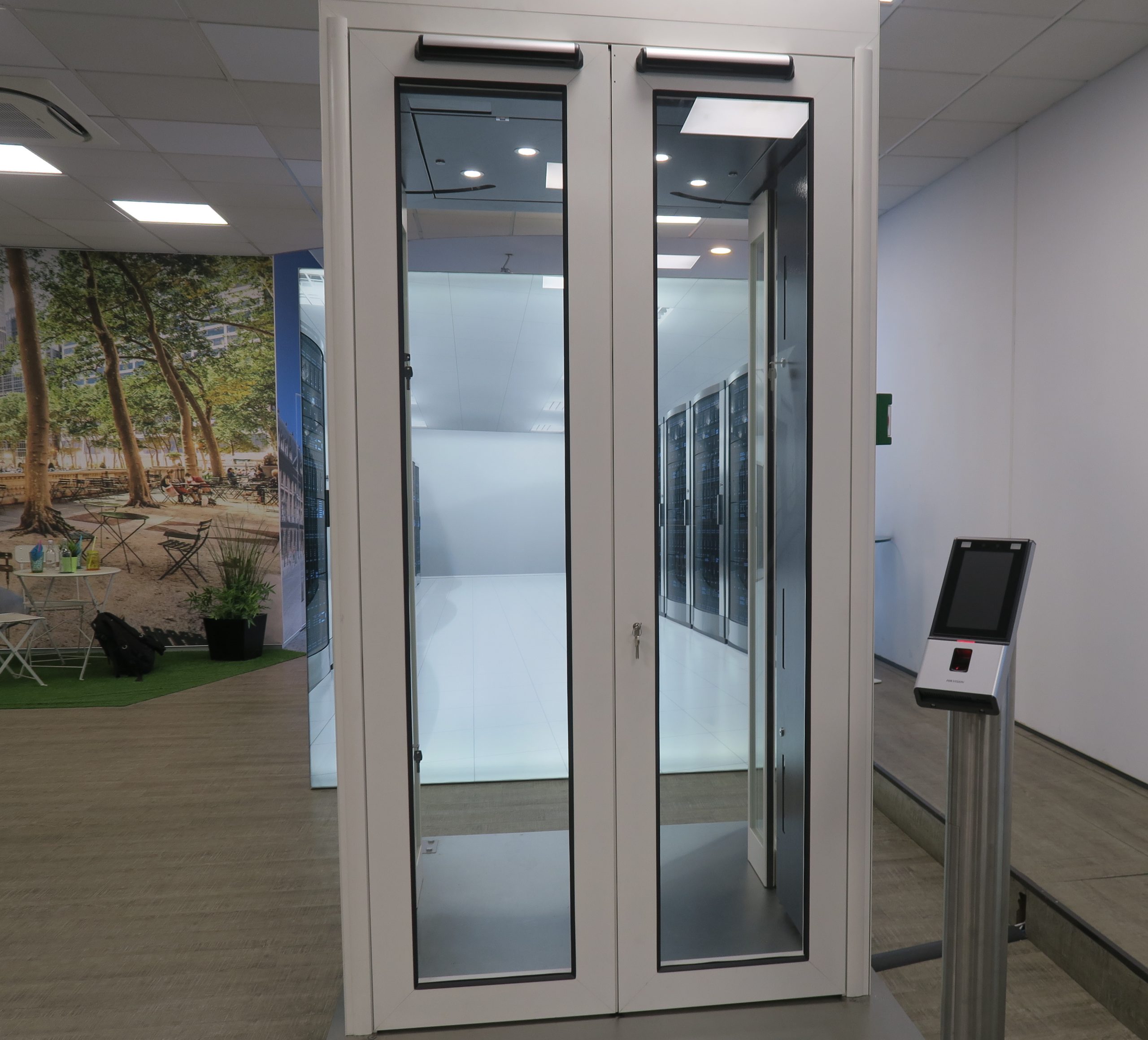 Control room workers monitoring cargo port – Crédit: ArgitopIA/AdobeStock Control room workers monitoring cargo port - Crédit: ArgitopIA/AdobeStock
