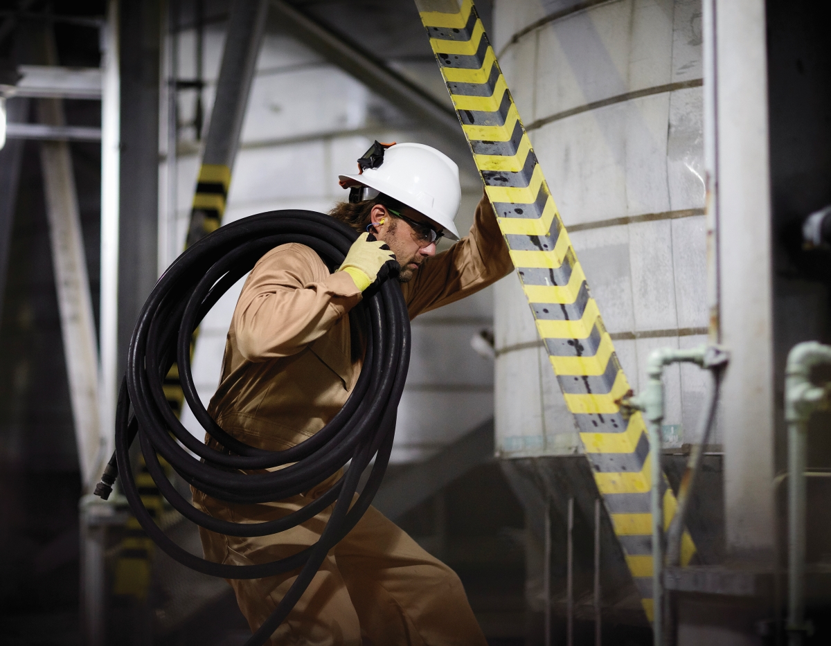 DFS_Image_Nomex_Comfort_Man in Tan Carrying Hose (crédit photo DuPont).