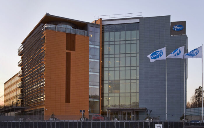 Locaux des laboratoires Pfizer en Finlande (photo Lauri Silvennoinen_Wikimedia commons).