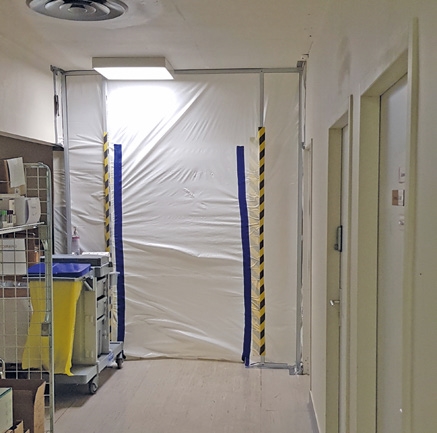 Installation de bâches à l'hôpital avec le Covid. Photo Rodolphe Temple