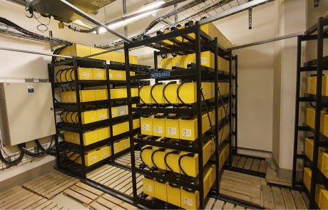 Les batteries, présentes par centaines en datacenters, sont associés aux onduleurs et permettent de délivrer de l’énergie aux serveurs en cas de coupures électriques avant le démarrage des groupes électrogènes. Lors d’une surtension ou une « emballement thermique» elles peuvent s’enflammer. Photo Société Générale