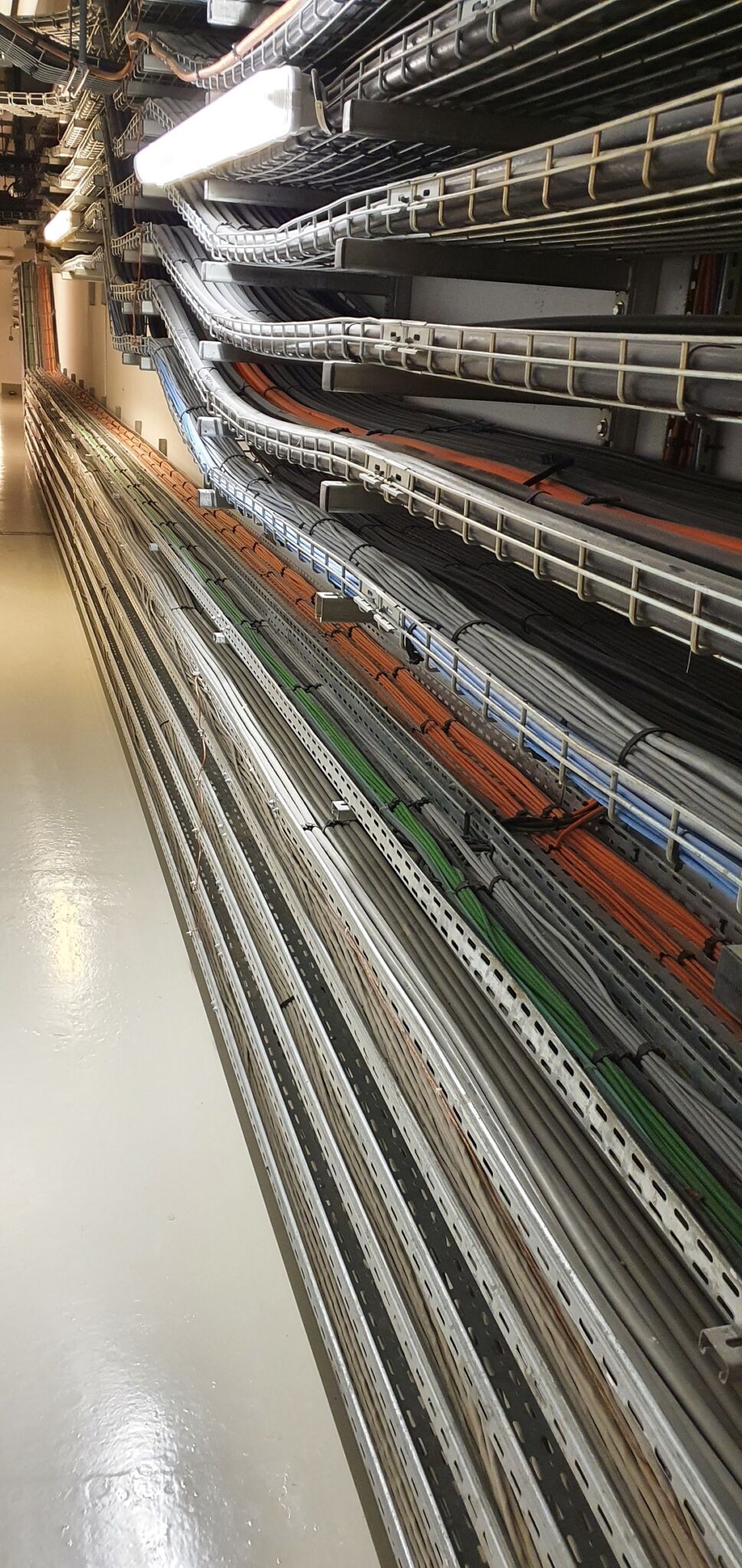 Les datacenters comportent un très gros volume de câbles à fort potentiel calorifique et propagateur des flammes s’ils ne sont pas « traités incendie ». Photo Société Générale Les datacenters comportent un très gros volume de câbles à fort potentiel calorifique et propagateur des flammes s’ils ne sont pas « traités incendie ». Photo Société Générale