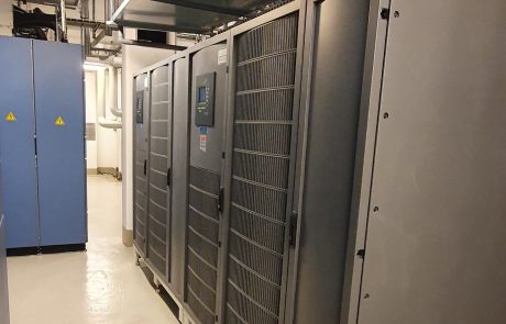 L'onduleur, équipement électrique essentiel en datacenter : il a pour objectif d’éviter les microcoupures et stabiliser la tension électrique impérative au bon fonctionnement des serveurs. Ce type d’appareil possède des composants qui peuvent provoquer des arcs électriques très puissants assimilables à une explosion. Photo Société Générale