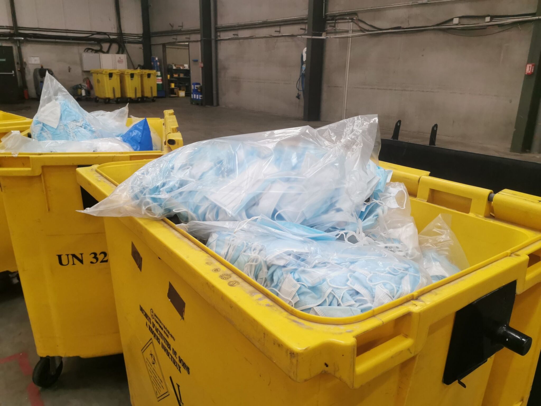 Récupération des masques avant d'entrer dans la phase de tri des matières. (Crédit Natalia Fernandez - Linka International).