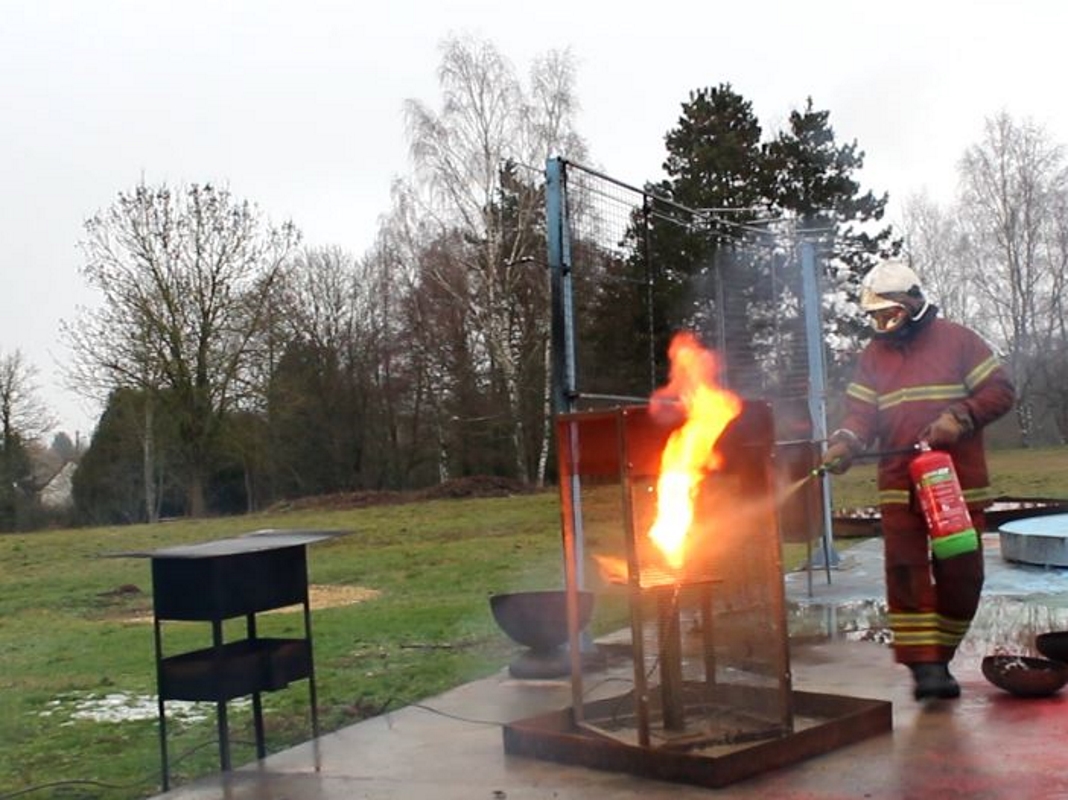 Pulvérisation de la solution Eurofeu avec vermiculite pour extinction sur feu de batterie lithium. (Crédit Eurofeu).