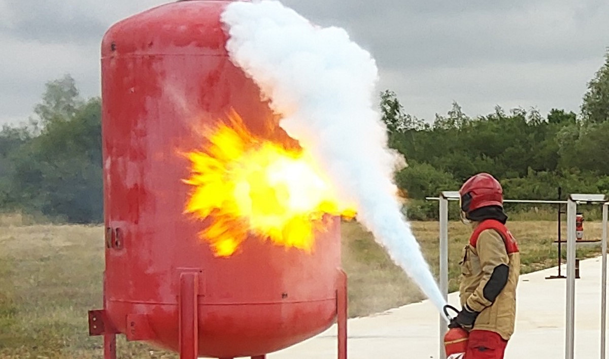 Pulvérisation de poudre visant à révéler la flamme invisible du feu d'hydrogène - Crédit CNPP