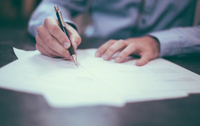 Signature d'un contrat d'assurance risque cyber PME et ETI. (Photo d'illustration Free-Photos _ Pixabay CC).