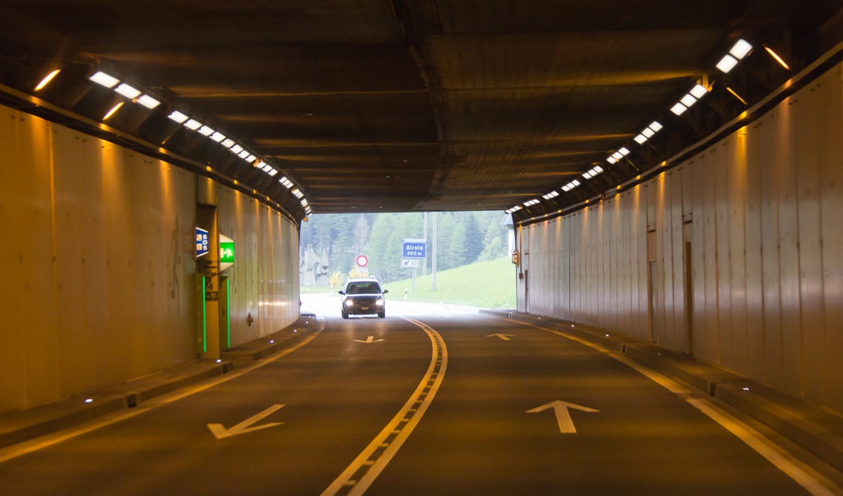 L'entrée sud de l'actuel tunnel du Saint Gothard avec ses deux sens de circulation - Photo mai 2013 - Crédit : Raimond Spekking/Wikimedia commons