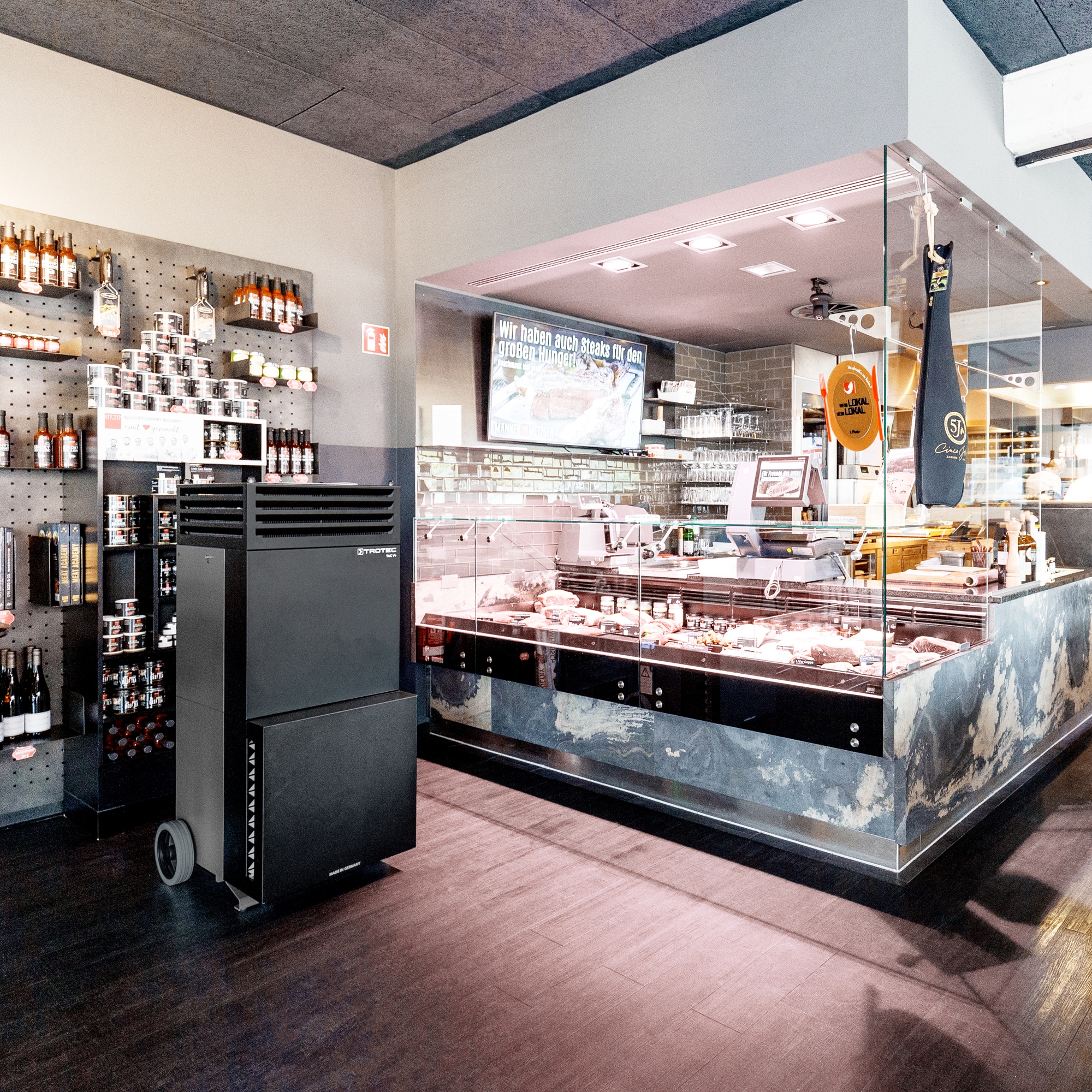 Un purificateur d’air en service dans un commerce de viandes. (Crédit Trotec). Un purificateur d'air en service dans un commerce de viandes. (Crédit Trotec).