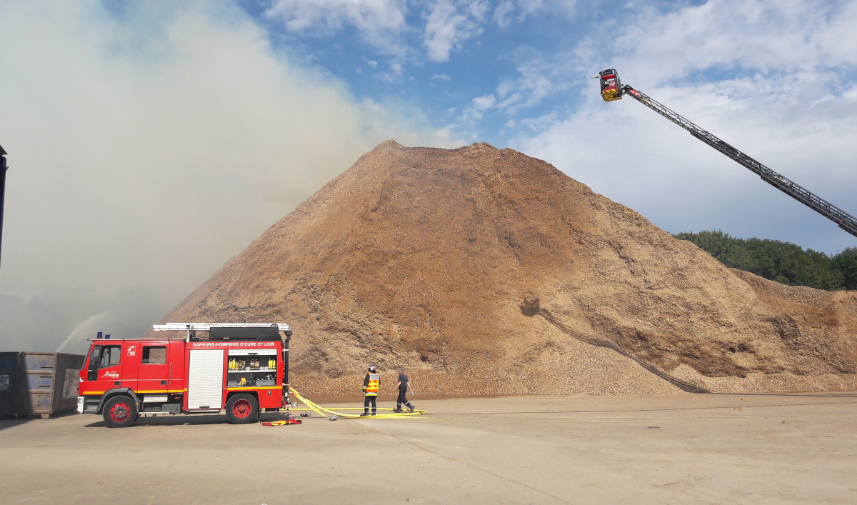 Accidentologie Secteur Déchets-Incendie tas de copeaux de bois-Aria 50270-crédit : Dréal Centre-Val de Loire Accidentologie Secteur Déchets-Incendie tas de copeaux de bois-Aria 50270-crédit : Dréal Centre-Val de Loire