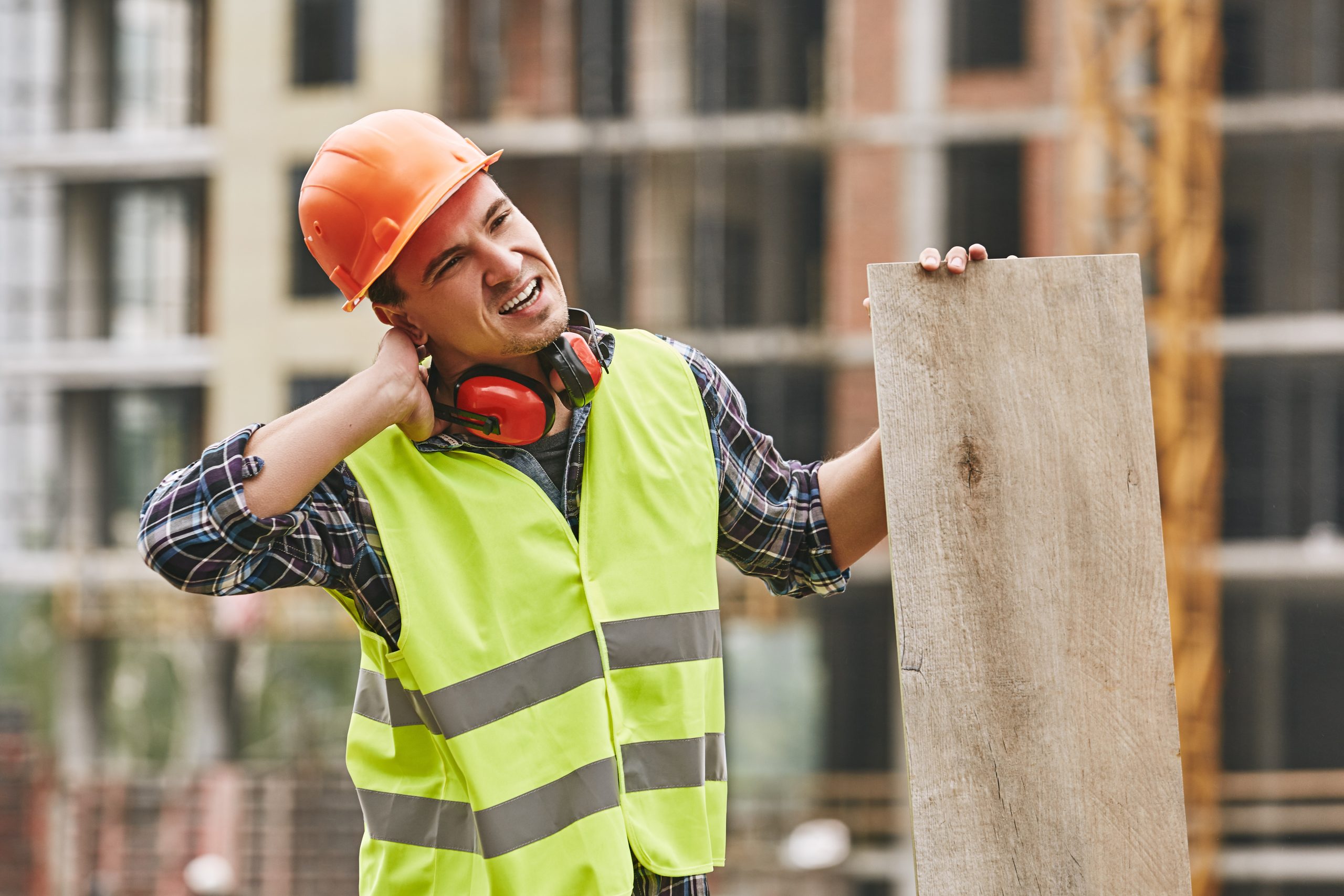 travail de chantier - travailleur ayant une douleur dans la nuque - Crédit : Friends-Stock-AdobeStock-scaled