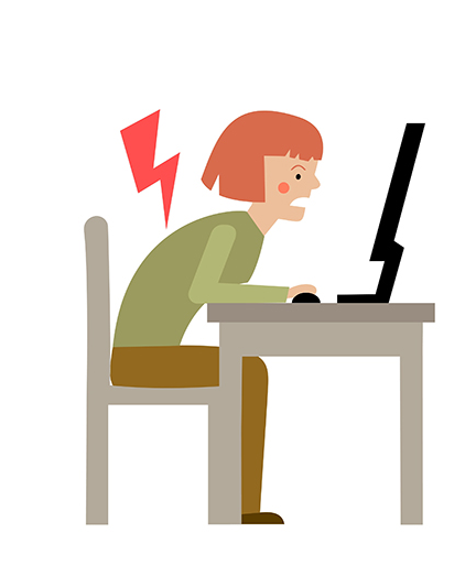 Femme assise devant son écran ayant une mauvaise posture - Crédit: Anna Isaeva/AdobeStock