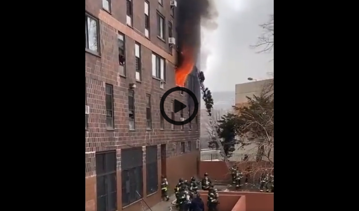 Incendie d'un IGH dans le Bronx (New-York). Images Billy Goldfeder_Twitter.