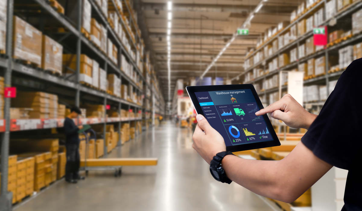 Entrepot logistique piloté par une application digitale. Crédit : Panuwat/AdobeStock