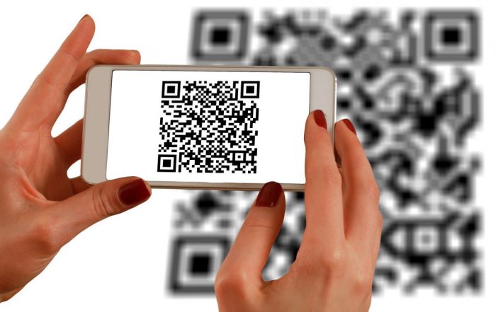 Lecture d'un QR code avec un smartphone. Crédit : Pixabay Geralt