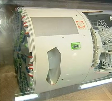 Maquette du sas de sécurité situé à l’avant du tunnelier dans lequel se sont réfugiés les ouvriers - Crédit : Capture vidéo France2