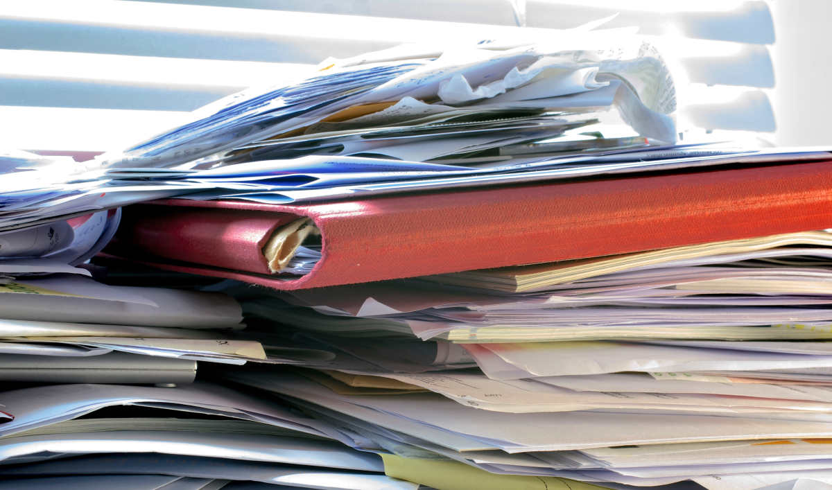 Dossiers accumulés sur un bureau : un burn-out en germe ? - Crédit : AdobesStock-msconceptfoto