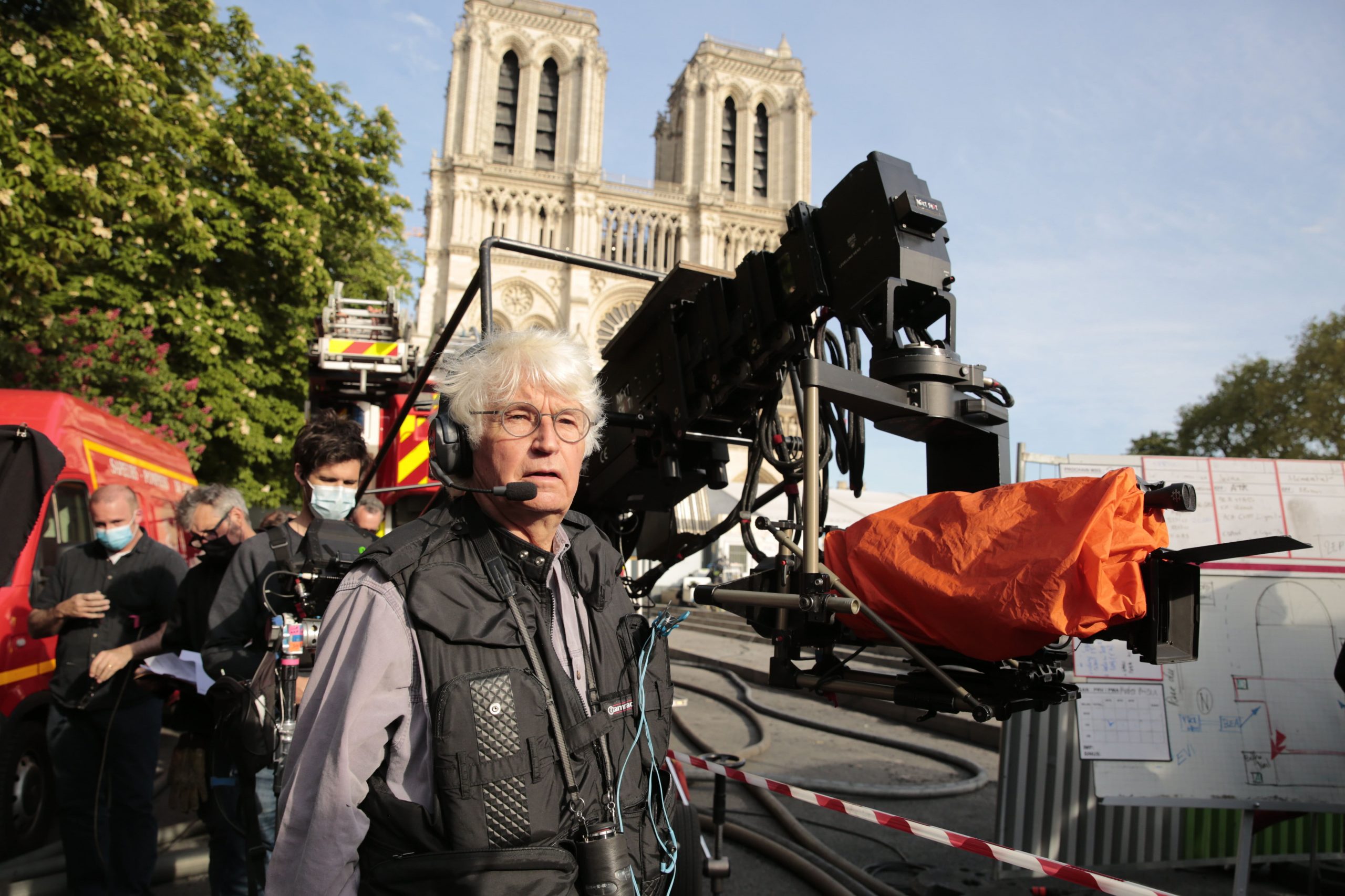 Le réalisateur Jean-Jacques Annaud sur le parvis lors du tournage de Notre-Dame brûle. Crédit : David Koskas