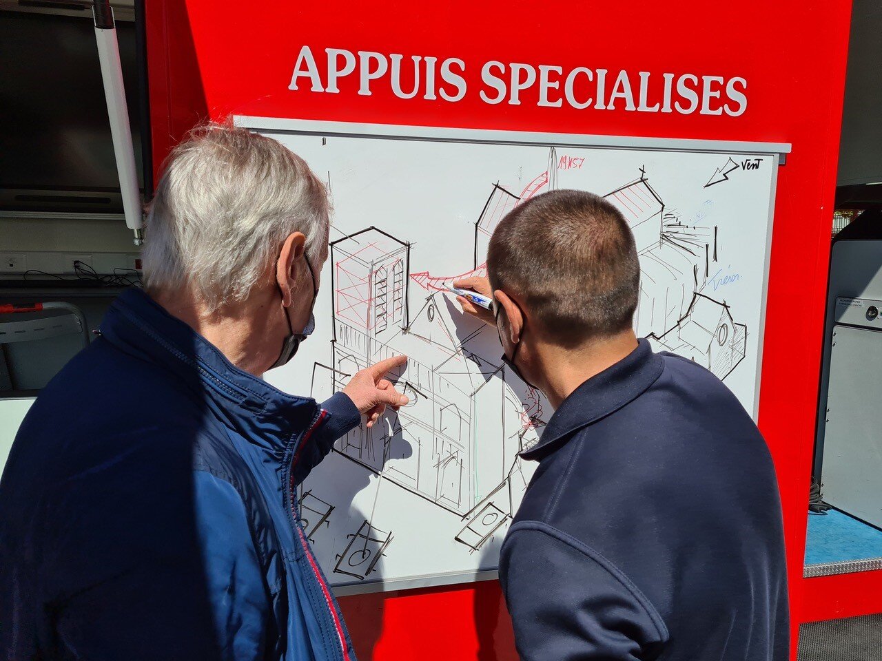 René Dosne et Laurent Clerjeau (à droite), le dessinateur opérationnel de la BSPP de garde le jour de l'incendie, qui joue son propre rôle dans le film de Jean-Jacques Annaud. Crédit DR