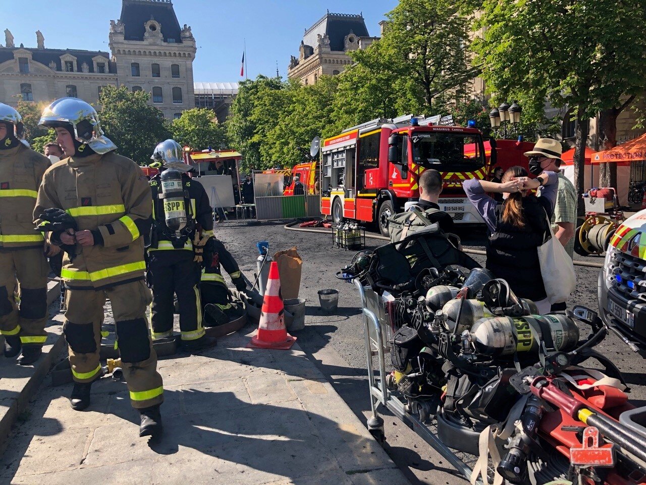 Tournage sur le parvis de ND (photo R. Dosne)