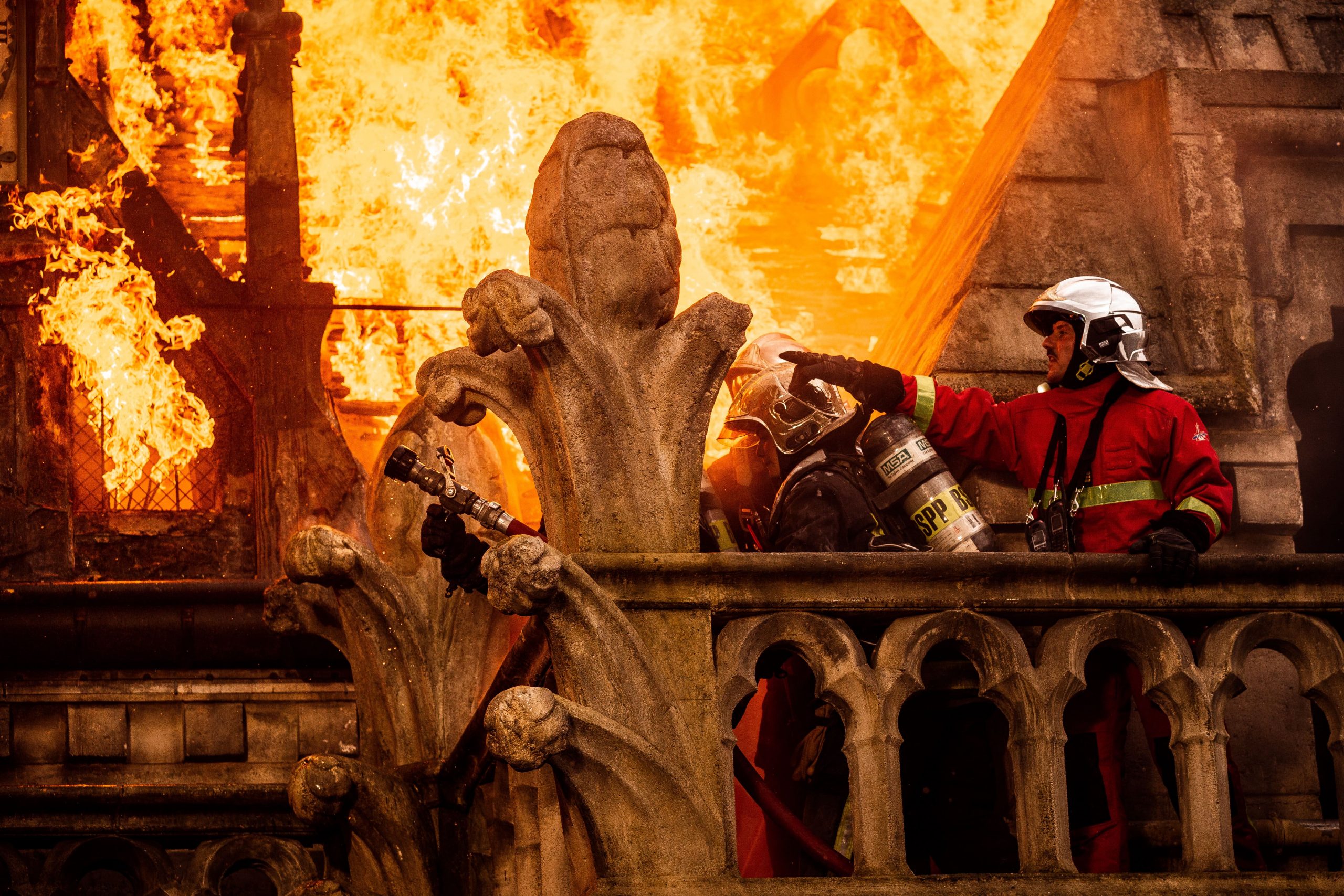 Les pompiers en action sur le toit de Notre-Dame en feu, lors de la reconstitution de la scène à Bry-sur-Marne. Crédit : Mickael Lefevre (BSPP)