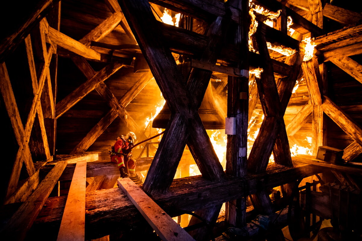 Tournage de Notre Dame de Paris brûle au studio à Saint-Denis. Brûlage du beffroi - Crédit : Mickael Lefevre/BSPP