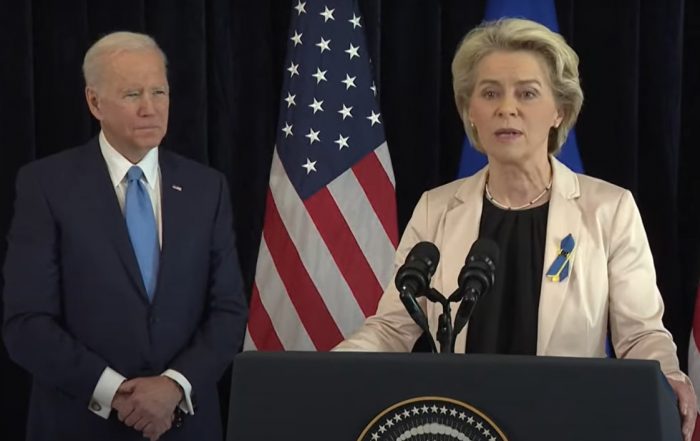 Ursula von der Leyen et Joe Biden, le 25 mars 2022. Capture YouTube
