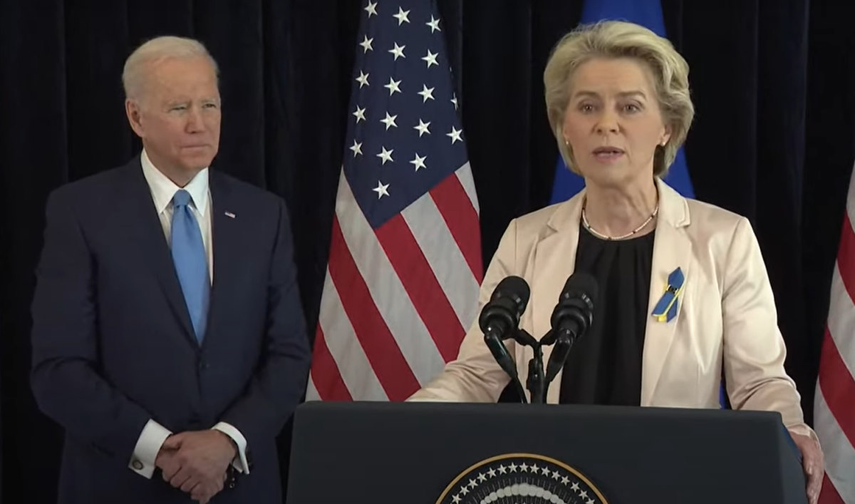 Ursula von der Leyen et Joe Biden, le 25 mars 2022. Capture YouTube