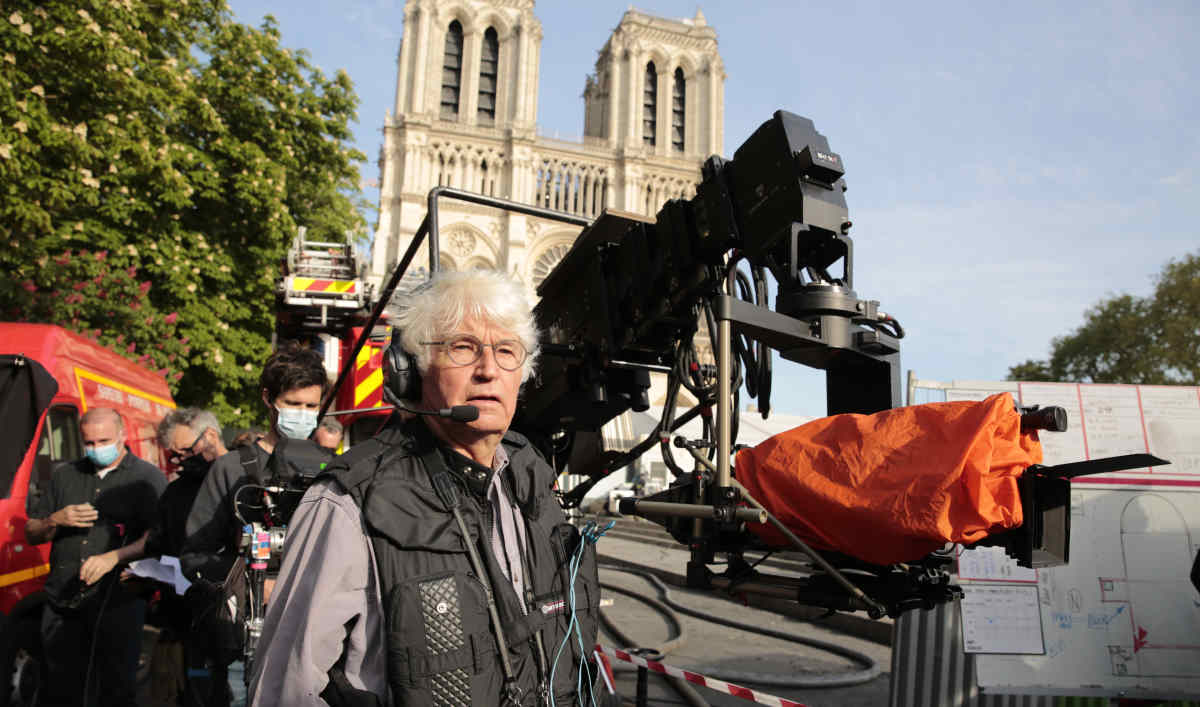 Le réalisateur Jean-Jacques Annaud sur le tournage de "Notre-Dame brûle". Crédit : David_Koskas