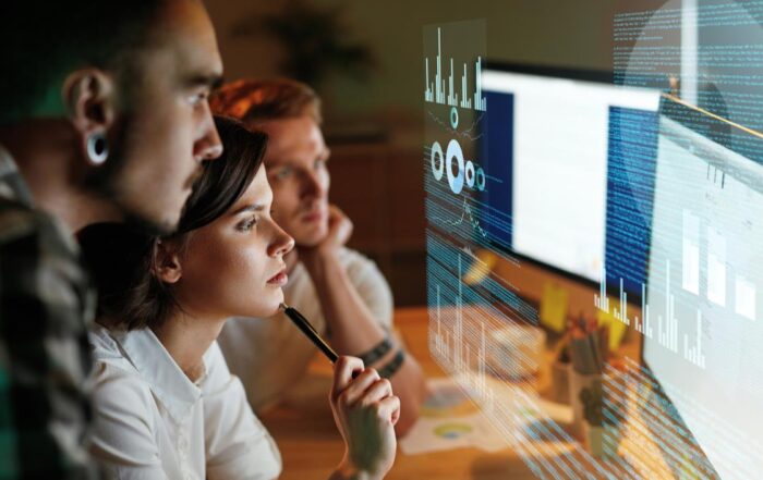 Une équipe SOC rassemblée autour d'un Consulting analyst. AdobeStock/puhhha