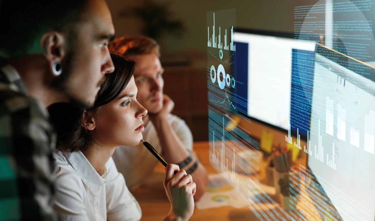 Une équipe SOC rassemblée autour d’un Consulting analyst. AdobeStock/puhhha Une équipe SOC rassemblée autour d'un Consulting analyst. AdobeStock/puhhha